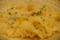 Paste fettuccine cu dovlecei, usturoi şi parmezan